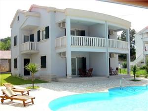 Apartmaji Tomislav Kampor - otok Rab, Kvadratura 48,00 m2, Namestitev z bazenom, Oddaljenost od morja 30 m