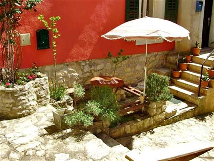 Apartments and Rooms Saša