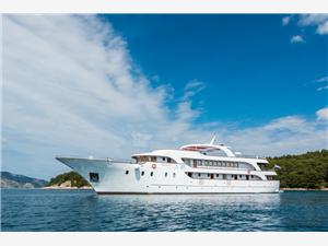 Luxury-cruise-ship-in-Croatia