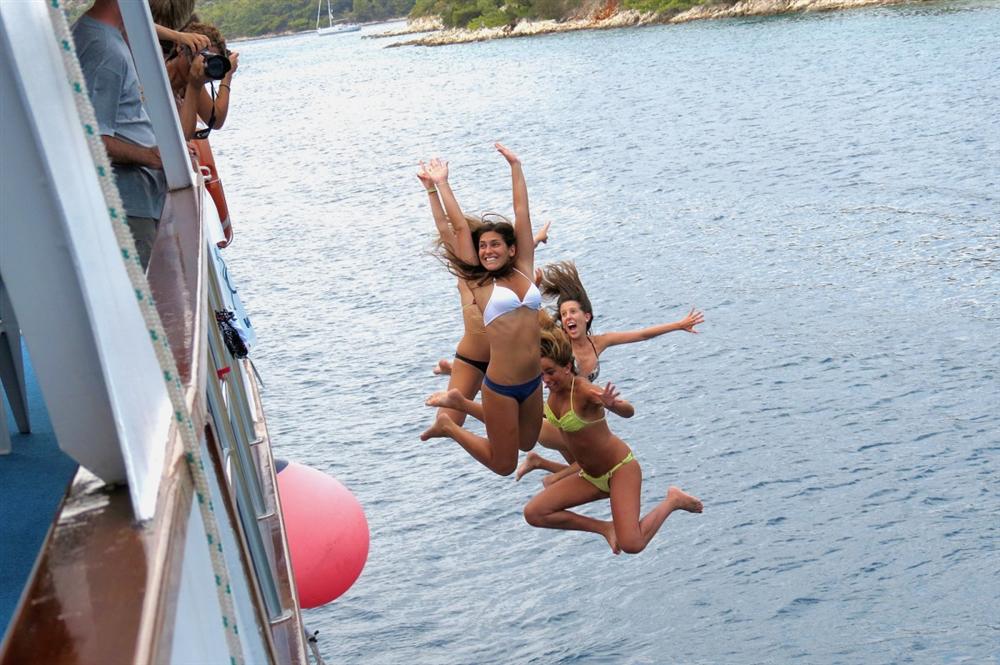 Jump-ship-cruise-young