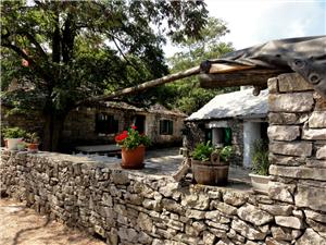 Stone-house-Croatia-cruise