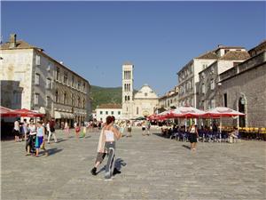 Hvar-town-cruise