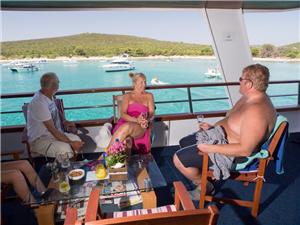 Croatia-cruise-atmosphere-drinks