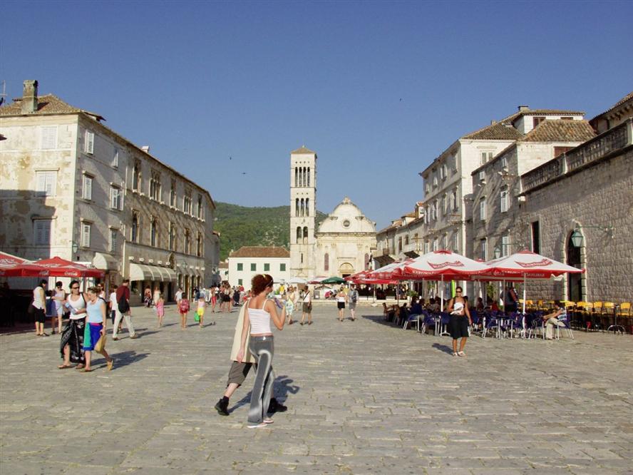Hvar-town-cruise-main-square