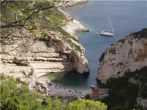 Vis-cove-Croatia-cruise