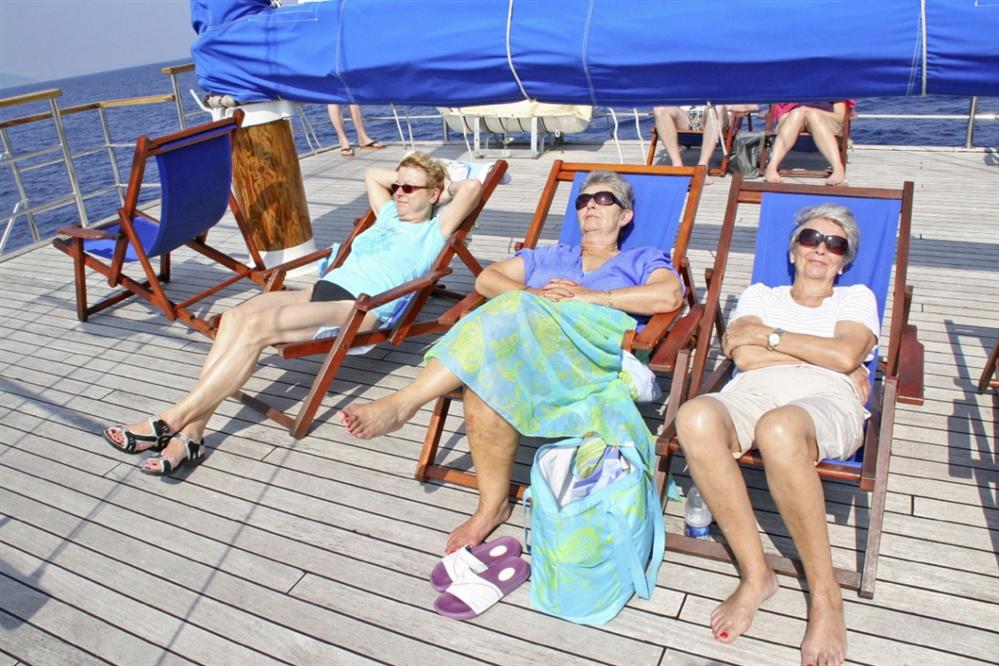 Deck-relaxing-cruise