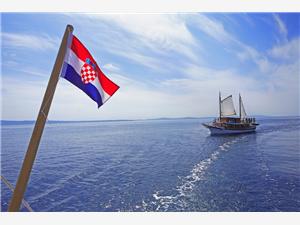 Croatia-cruise-flag