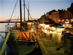 Losinj-boat-night-view