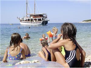 Kids-cruise-Adriatic-sea