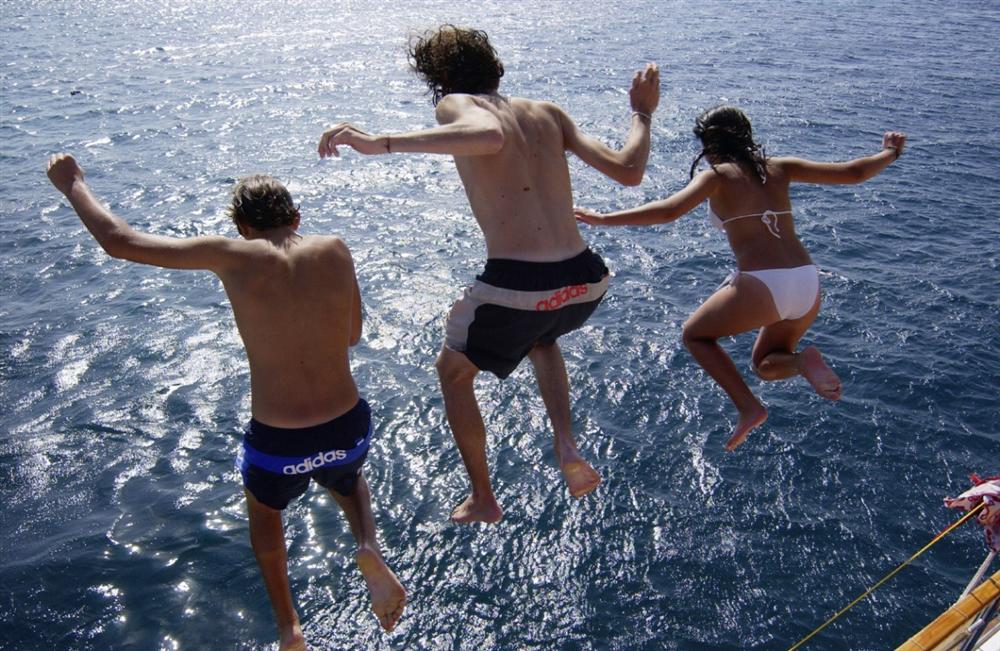 Jump-from-cruise-ship