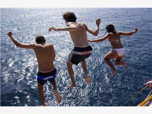 Jump-from-cruise-ship