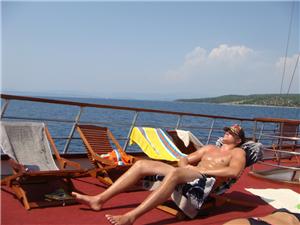 Cruise-relax-sun-deck