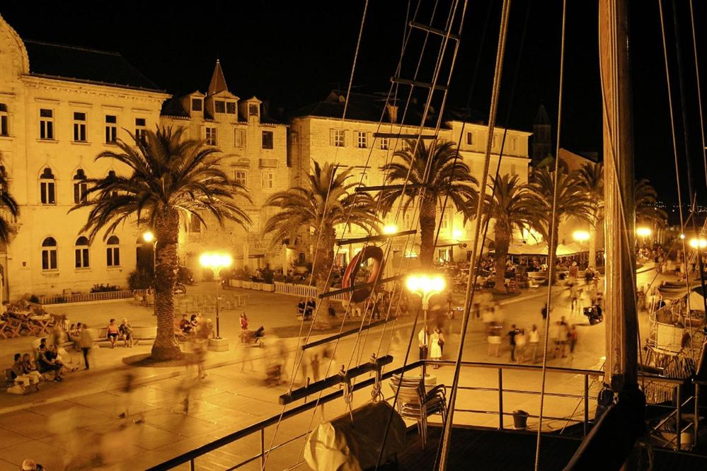 Trogir-night-scene