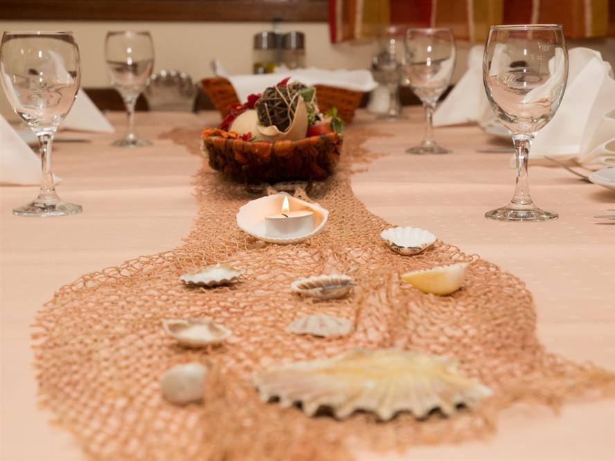 Dinner-table-on-cruise