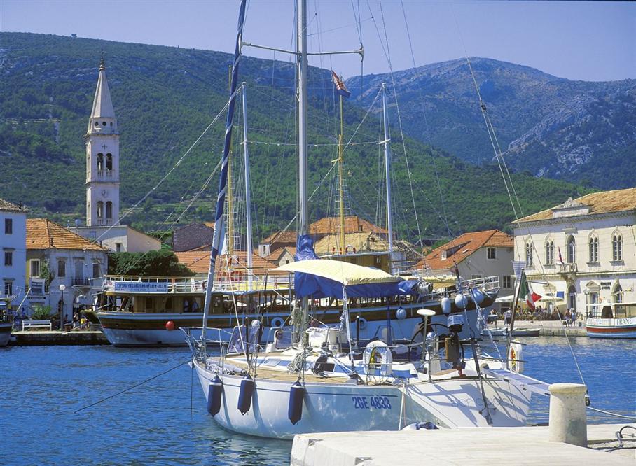 Jelsa-island-Hvar-cruise-boat