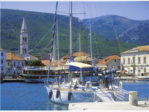 Jelsa-island-Hvar-cruise-boat