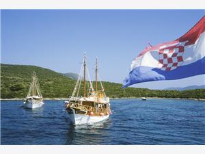 Croatia-flag-gulet