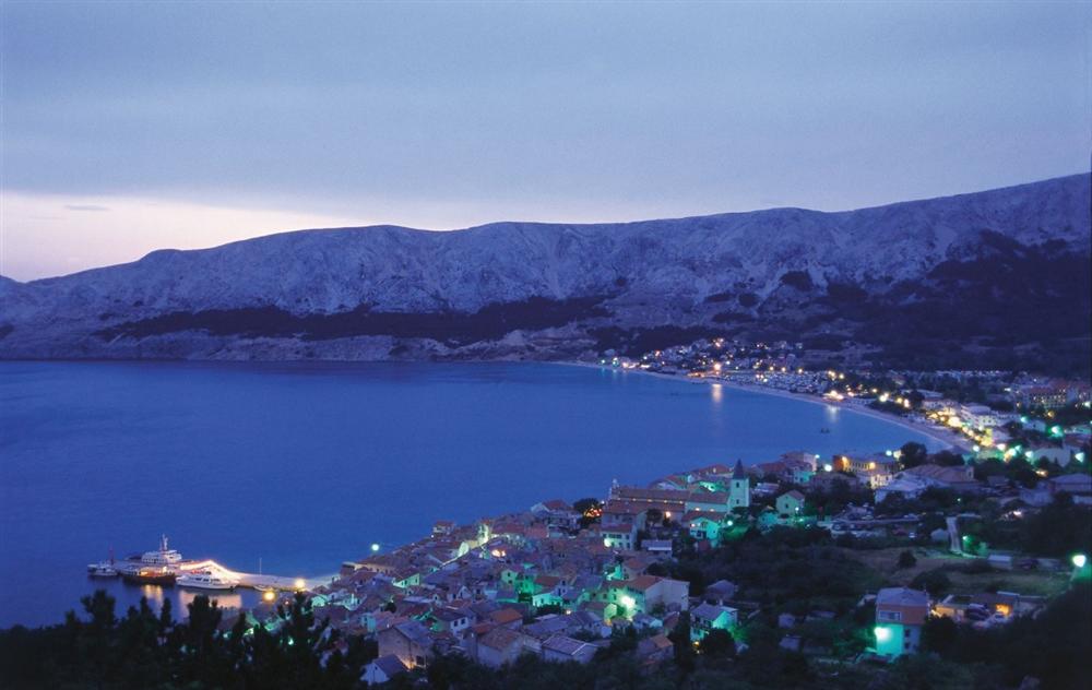 Baska-at-night