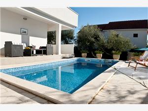 Villa Doris Okrug Gornji (Ciovo), Kwadratuur 150,00 m2, Accommodatie met zwembad, Lucht afstand tot de zee 200 m