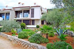 Apartment - Cres - island Cres