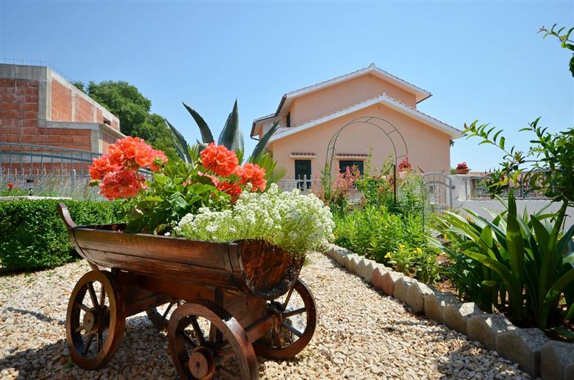 Apartments and Room Zinka