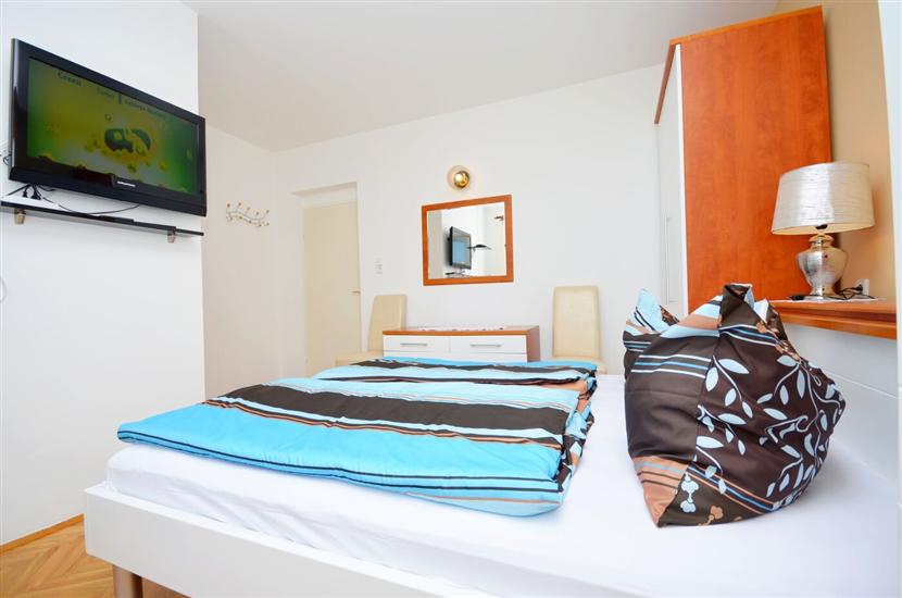 Room S1, for 2 persons