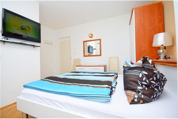 Room S1, for 2 persons