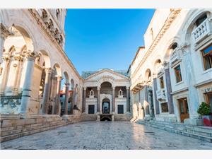 Peristyle-Square-Diocletians-palace-Split