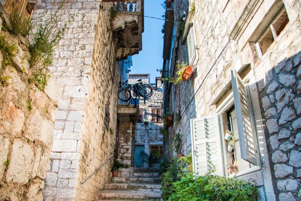 Stairs-in-a-traditional-dalmatian-town