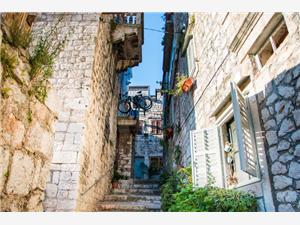 Stairs-in-a-traditional-dalmatian-town