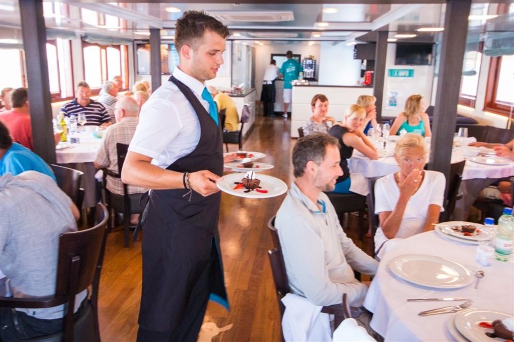 Serving-food-in-a-dining-hall