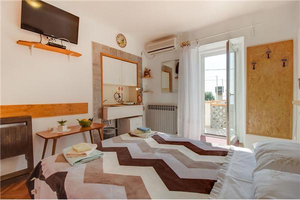 Room S1, for 2 persons