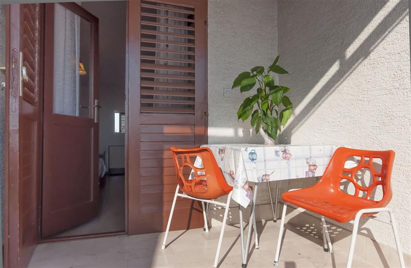 Room S13, for 3 persons