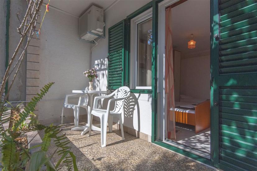 Room S2, for 3 persons