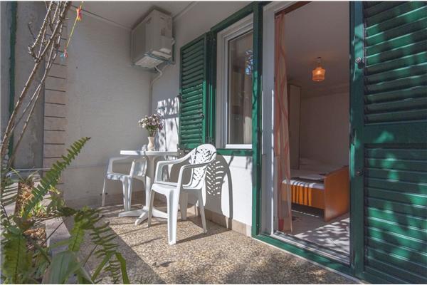 Room S2, for 3 persons