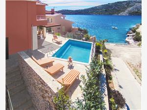 Hébergement avec piscine Split et la riviera de Trogir,RéservezKamelicinaDe 990 €