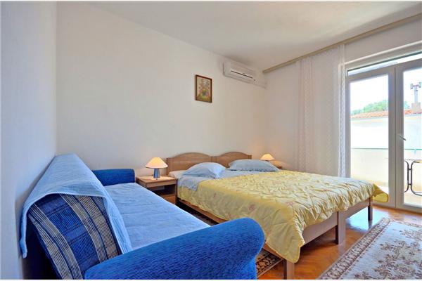 Room S1, for 3 persons