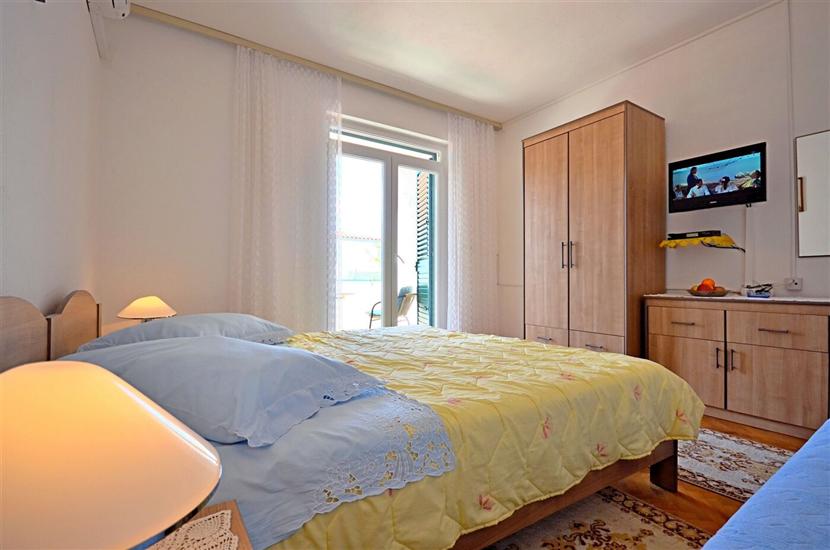Room S1, for 3 persons