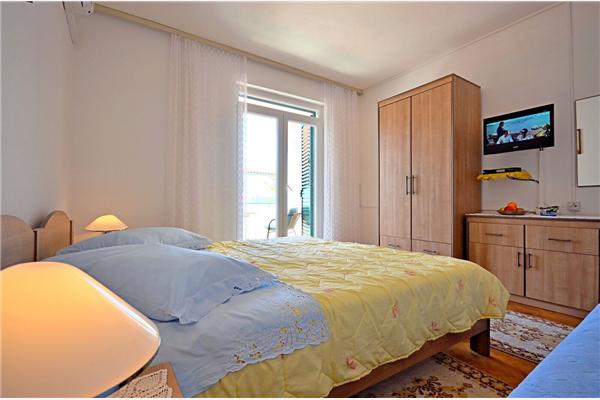 Room S1, for 3 persons