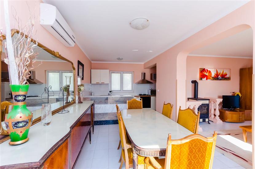 Apartment A2, for 6 persons