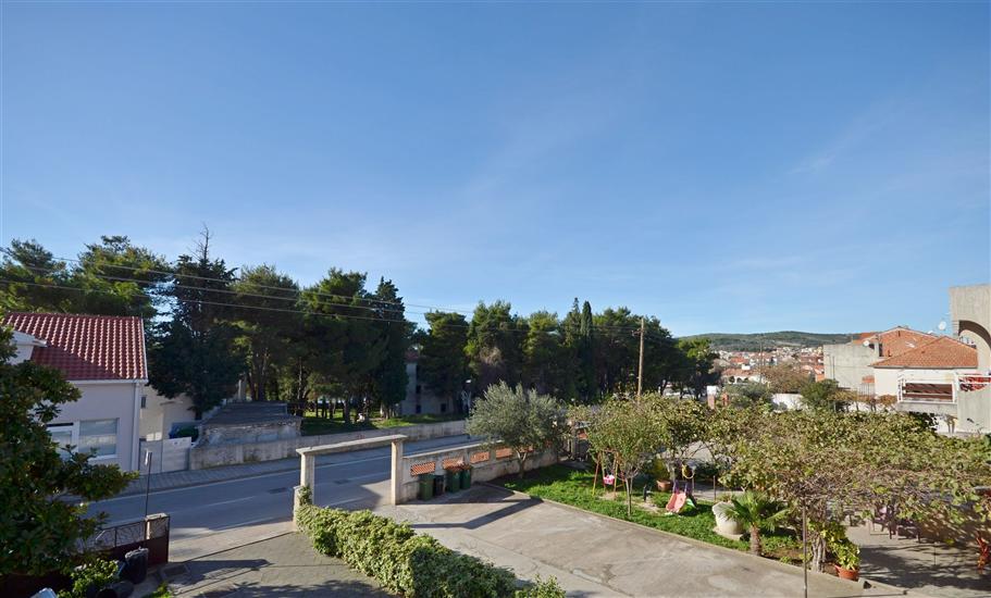 Room S1, for 3 persons