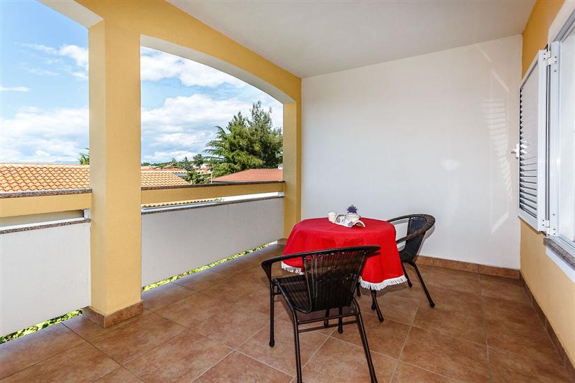 Room S1, for 3 persons