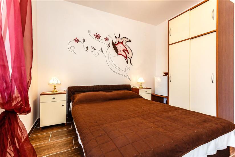 Room S1, for 3 persons
