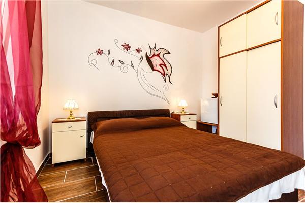 Room S1, for 3 persons