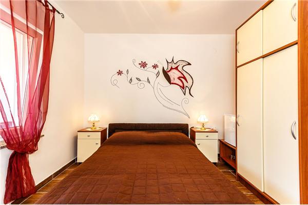 Room S1, for 3 persons