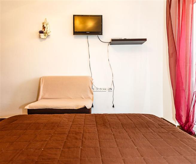 Room S1, for 3 persons