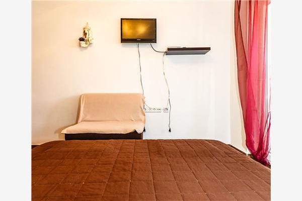 Room S1, for 3 persons