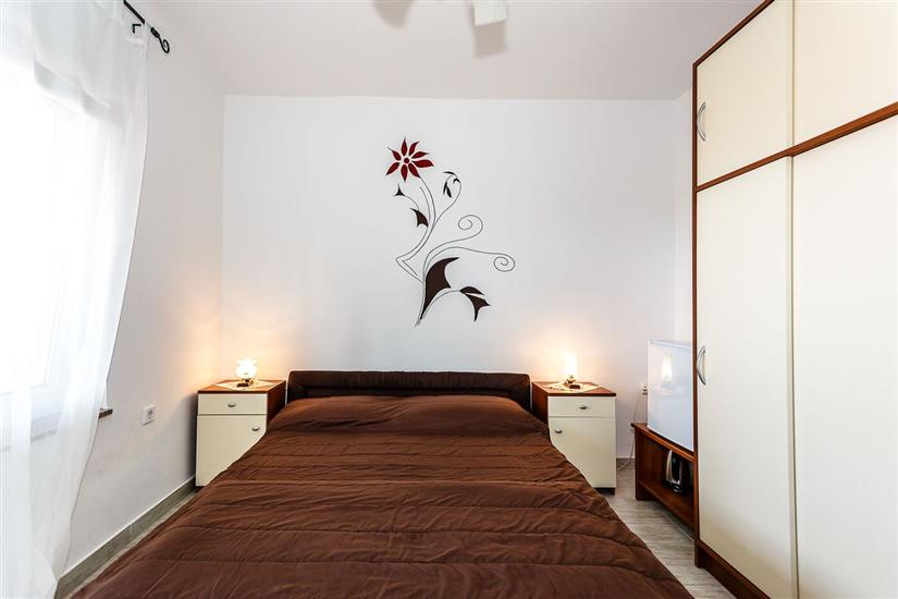 Room S2, for 3 persons