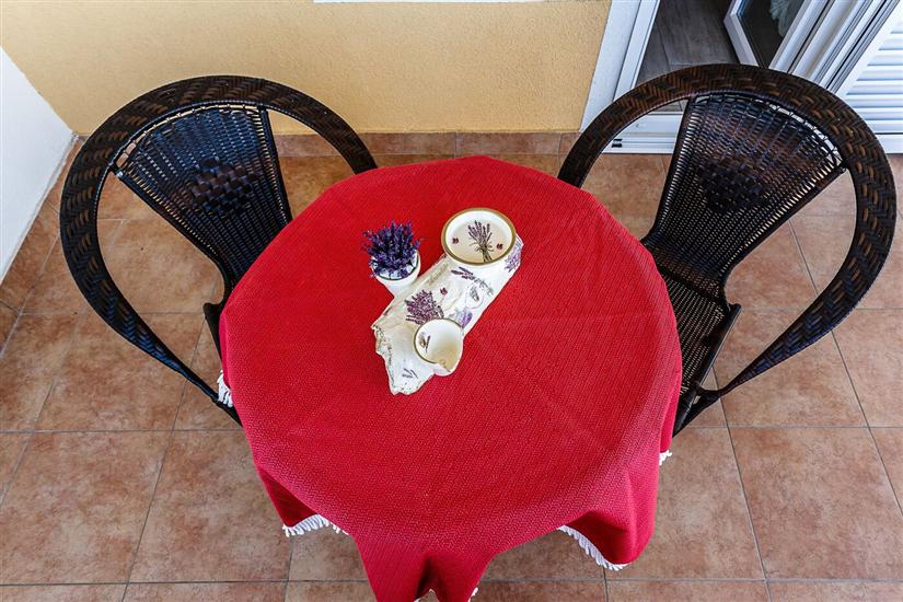 Room S2, for 3 persons