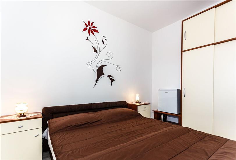 Room S2, for 3 persons